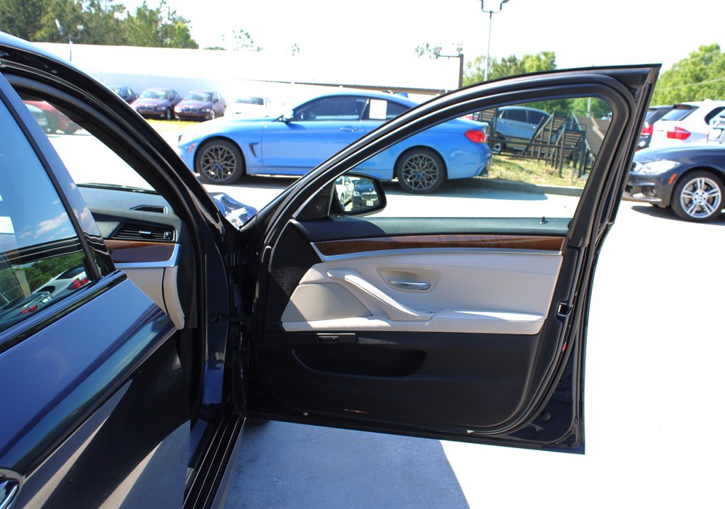 2011 BMW 5 Series 550i - Photo 30