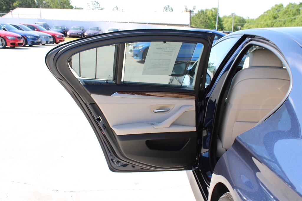 2011 BMW 5 Series 550i - Photo 31