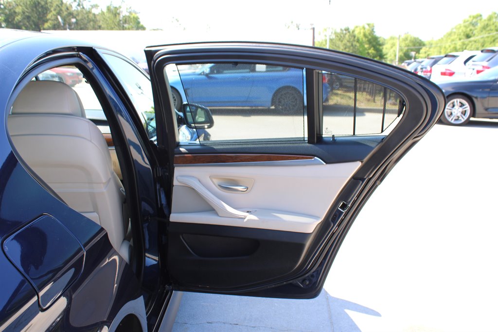 2011 BMW 5 Series 550i - Photo 32