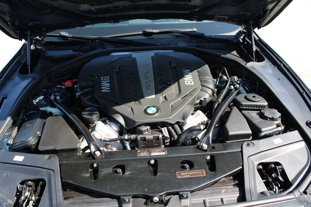 2011 BMW 5 Series 550i - Photo 35