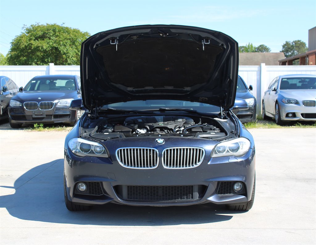2011 BMW 5 Series 550i - Photo 36