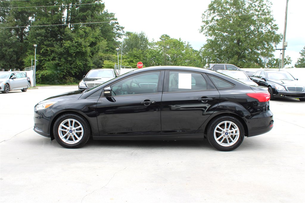2017 Ford Focus SE photo 2