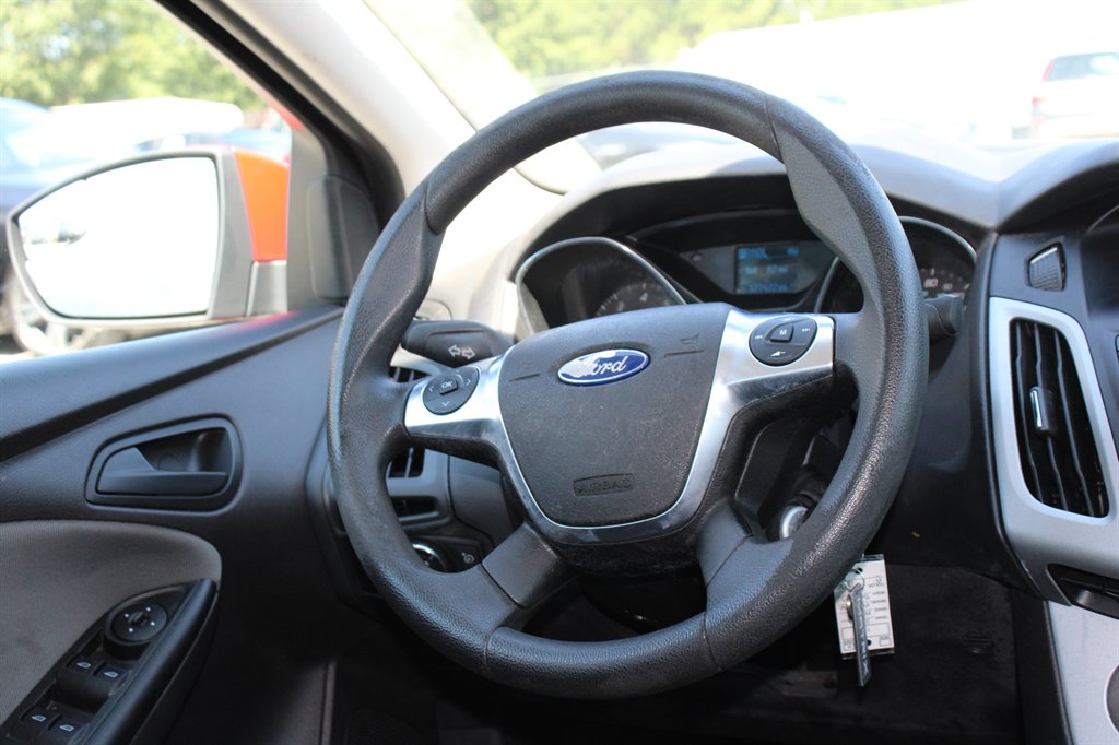 2012 Ford Focus SE - Photo 17