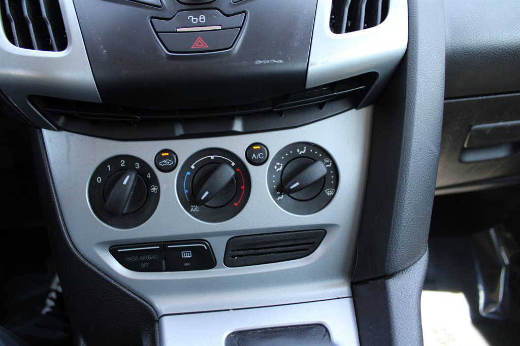 2012 Ford Focus SE - Photo 19