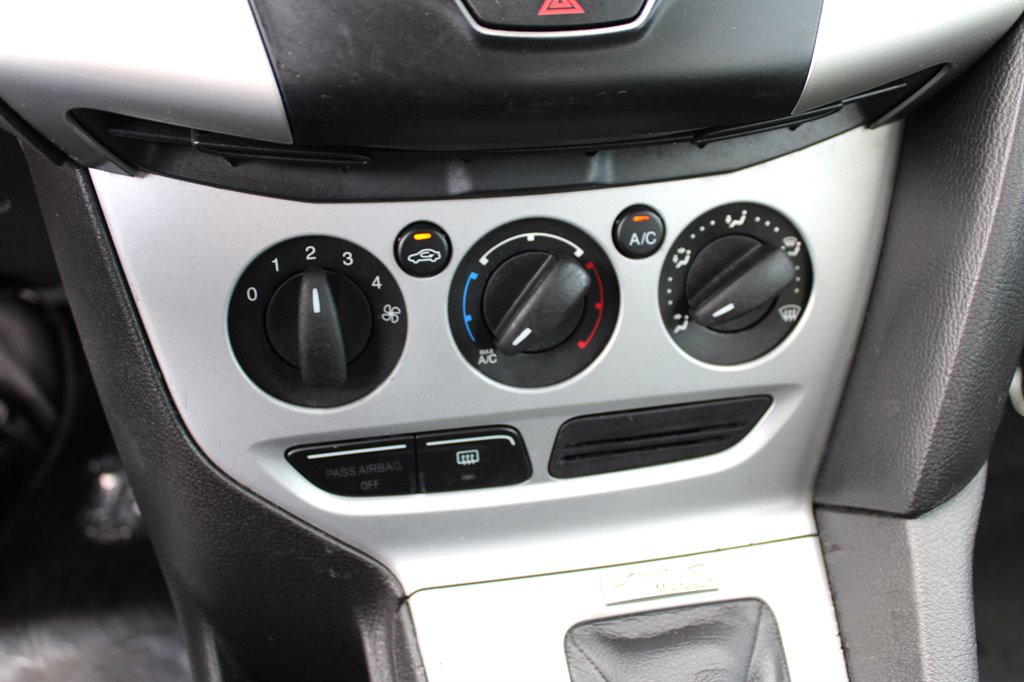 2013 Ford Focus SE photo 21