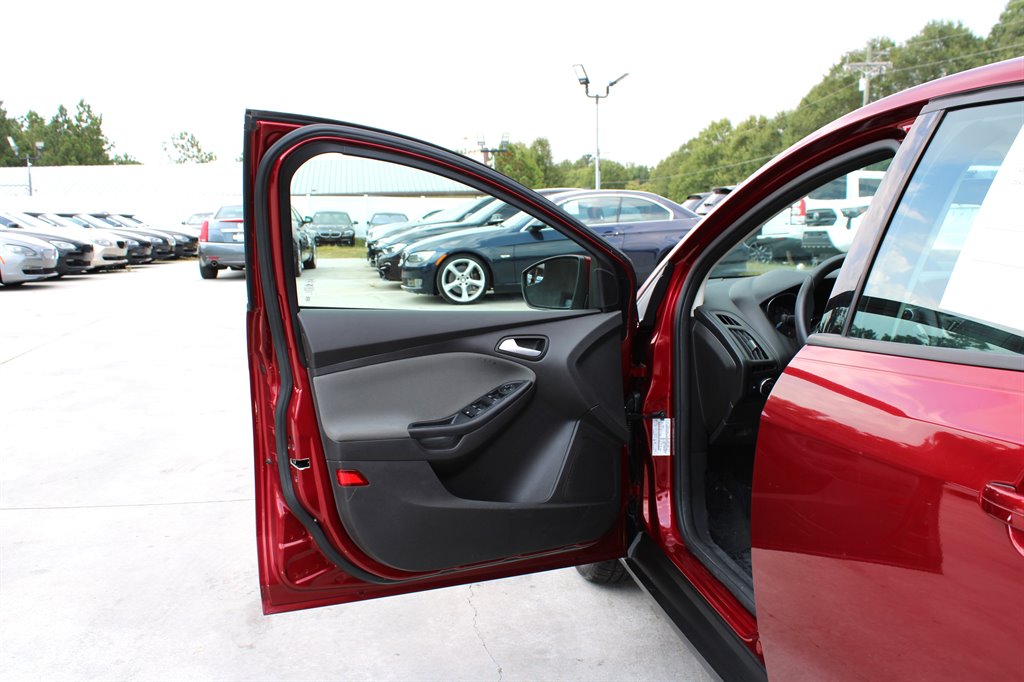 2013 Ford Focus SE photo 24