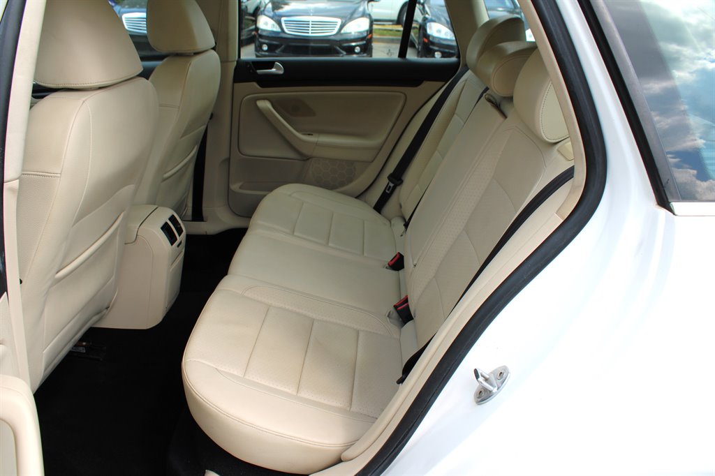 2013 Volkswagen Jetta SportWagen TDI photo 18