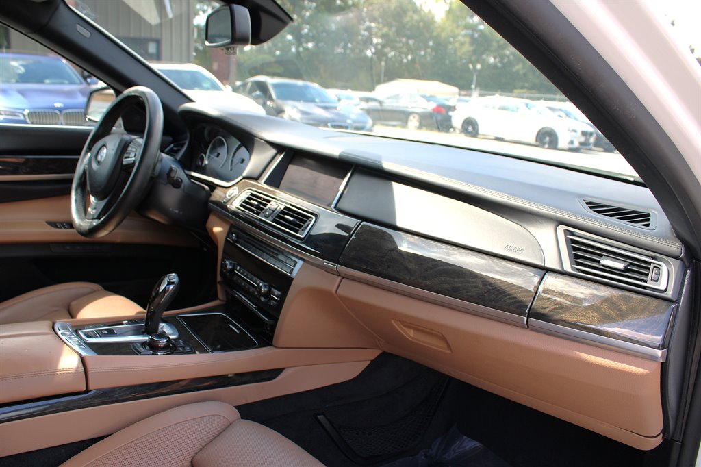 2013 BMW 7 Series 750i - Photo 17