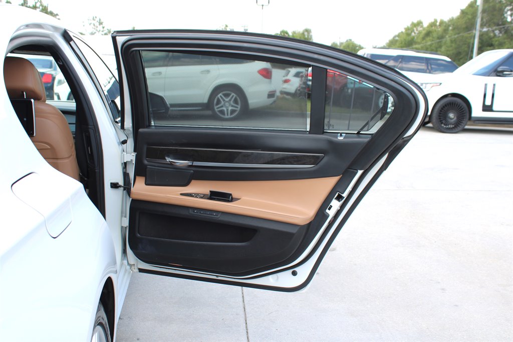 2013 BMW 7 Series 750i - Photo 37