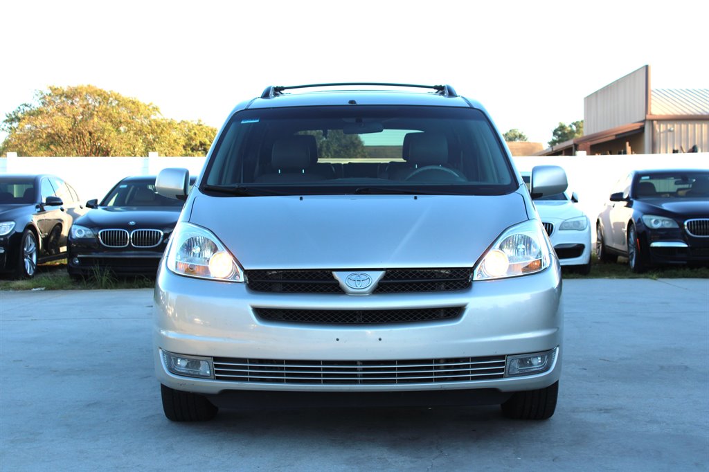 2005 Toyota Sienna XLE photo 2