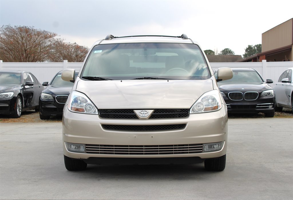 2005 Toyota Sienna XLE photo 2