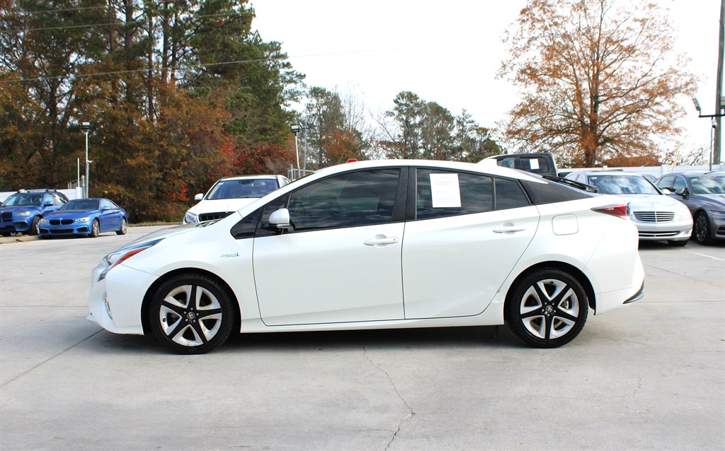 2017 Toyota Prius Three Touring photo 3