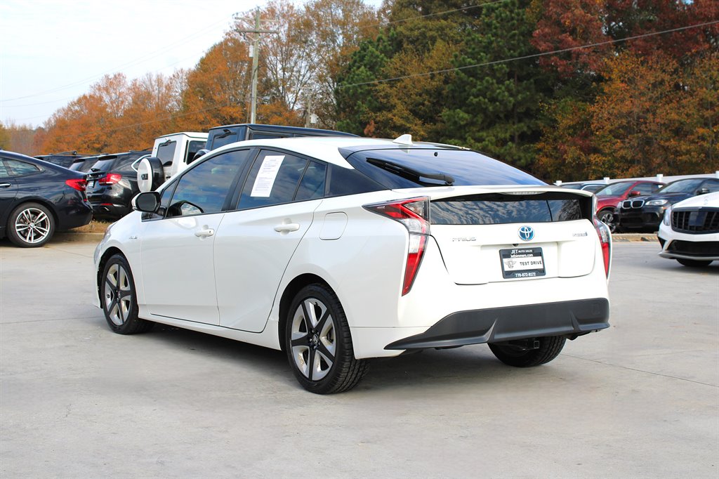 2017 Toyota Prius Three Touring photo 4