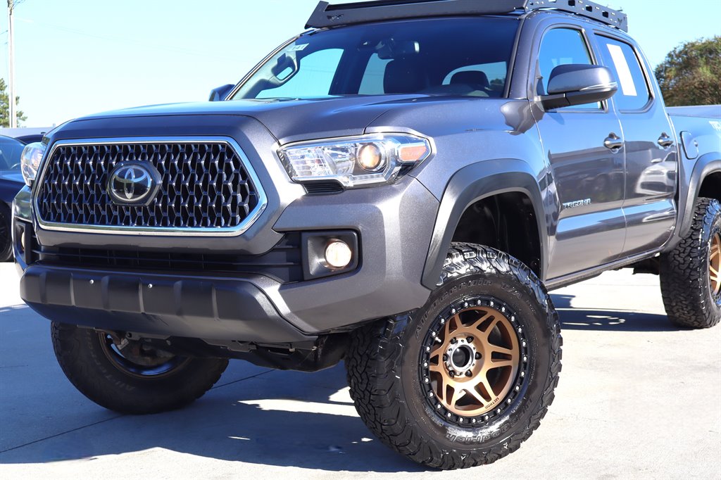 Toyota Tacoma photo 2