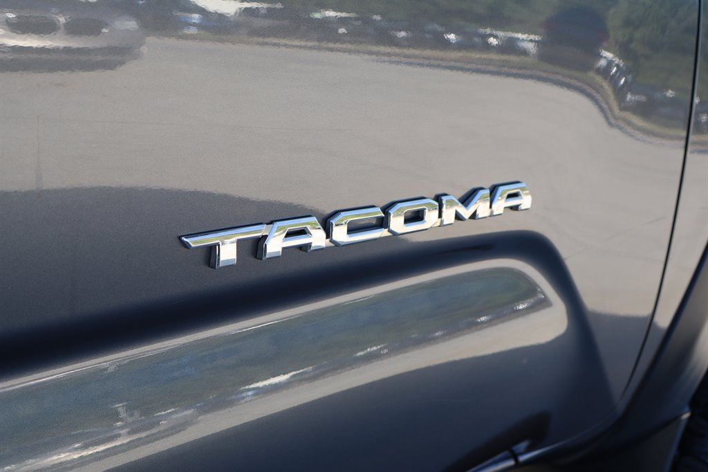 Toyota Tacoma photo 14