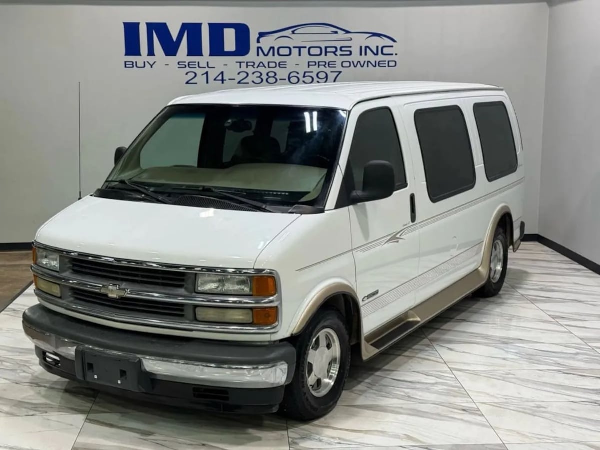 2002 Chevrolet Express 1500's photo