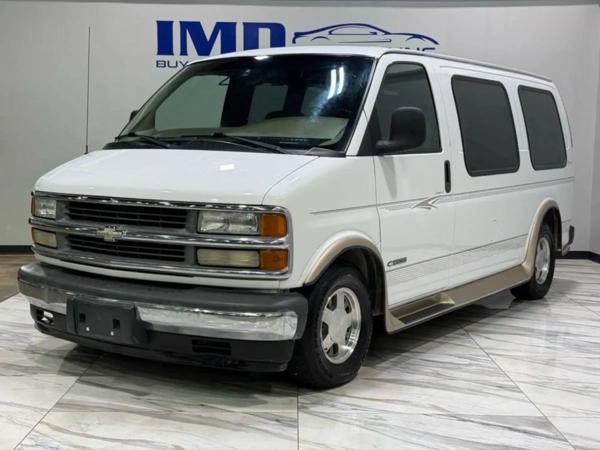 2002 Chevrolet Express Base - Photo 2