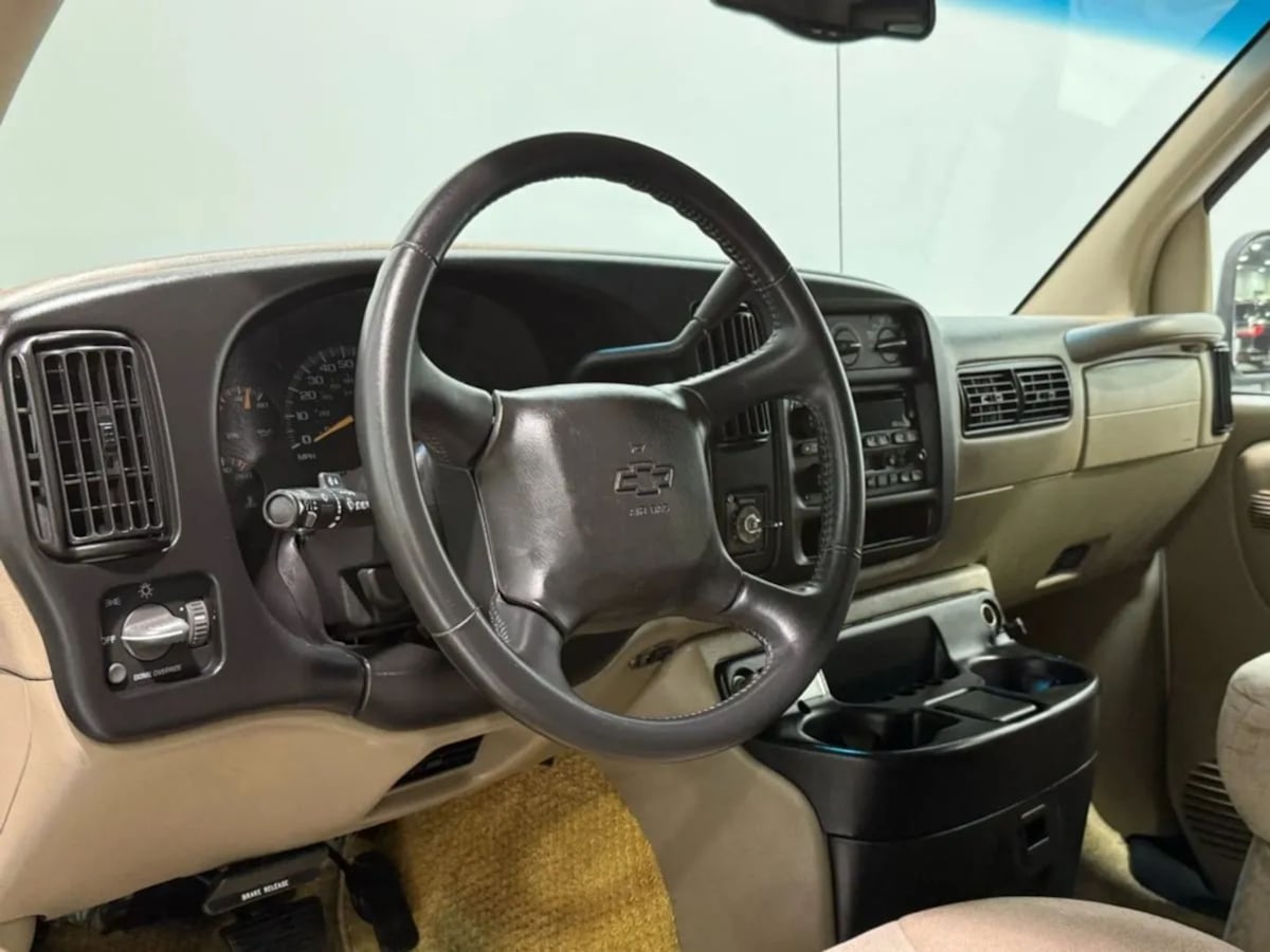 2002 Chevrolet Express Base - Photo 10