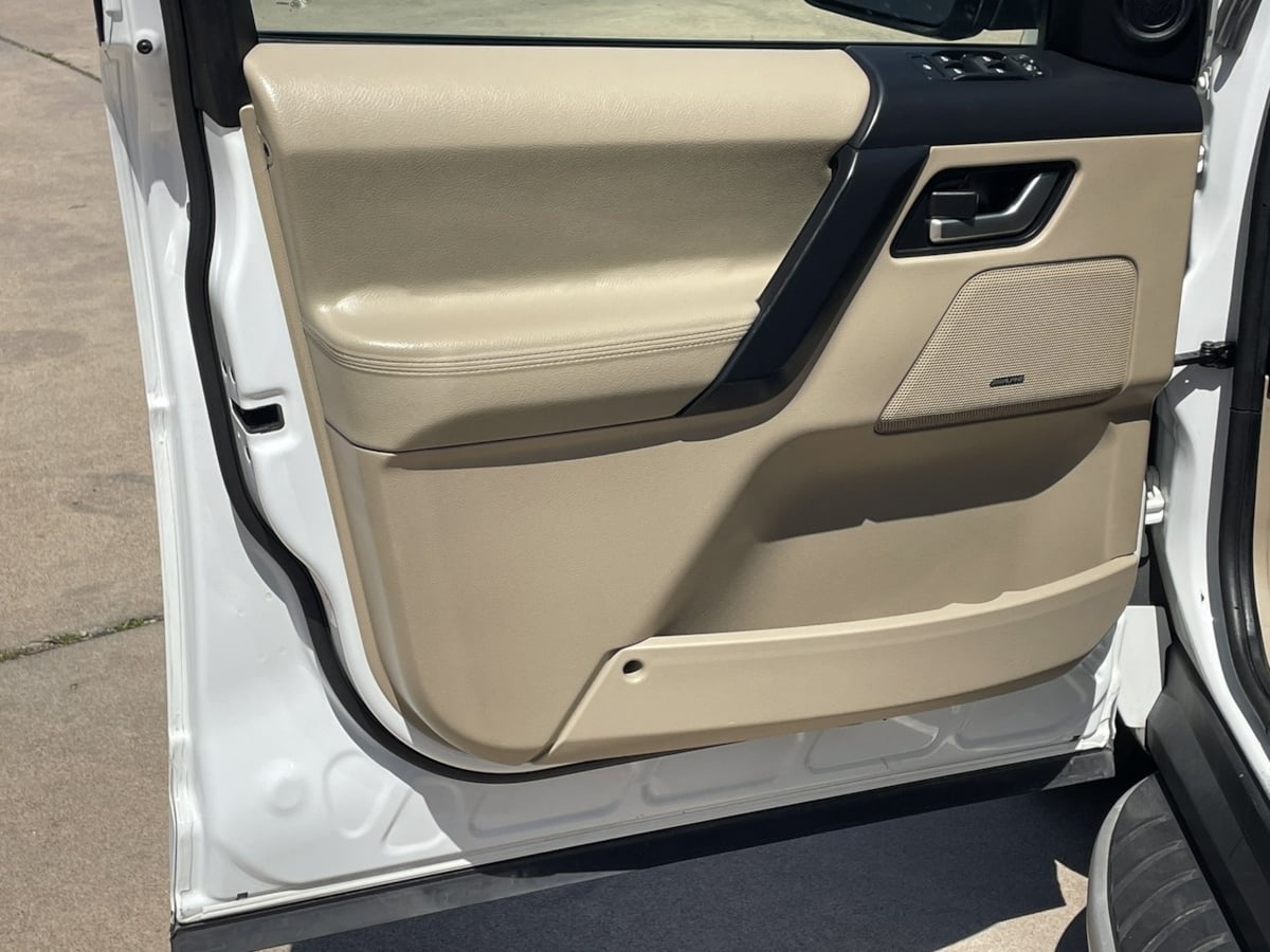2012 Land Rover LR2 HSE photo 9