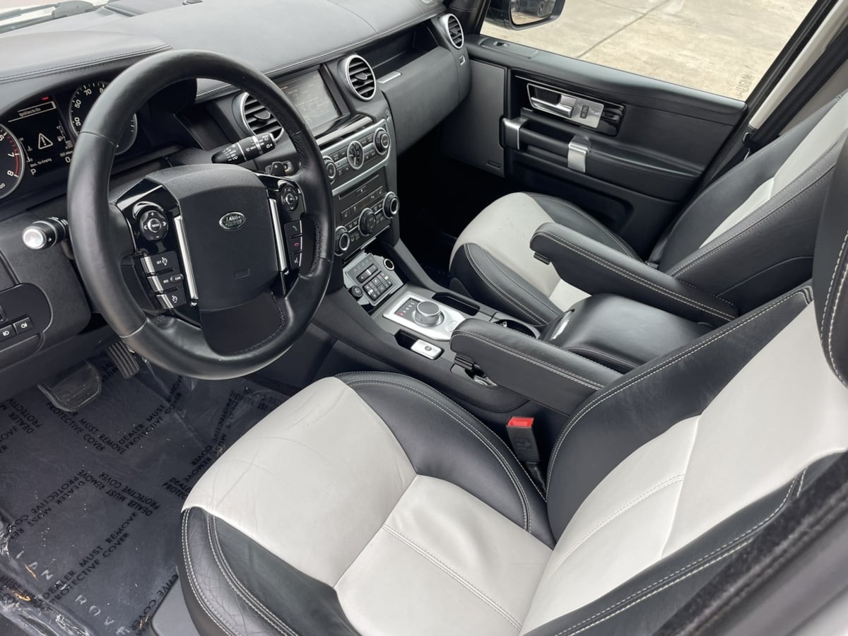 2015 Land Rover LR4 photo 2