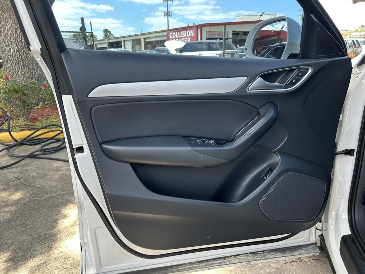 Additional photo of vehicle.