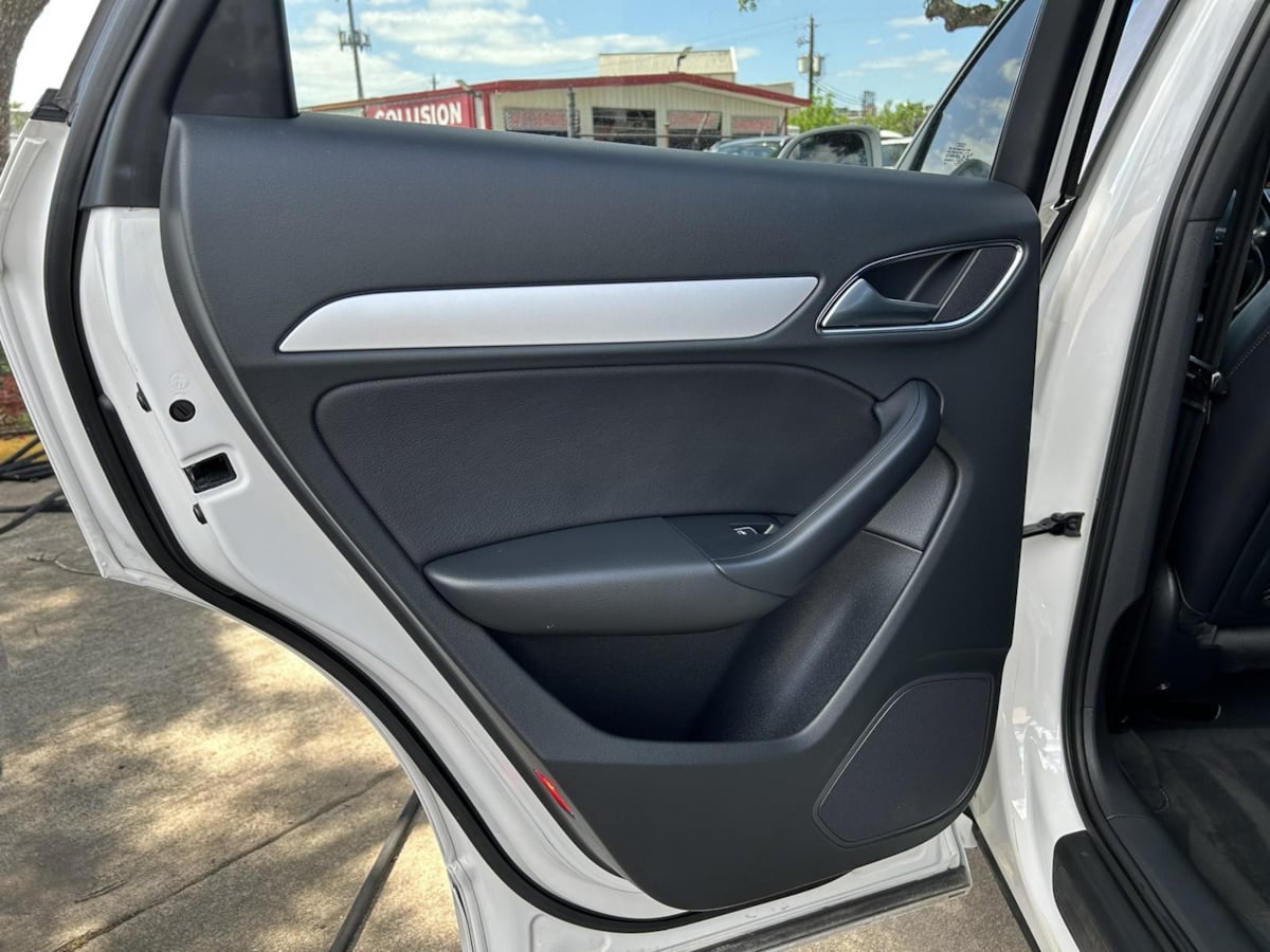 Additional photo of vehicle.