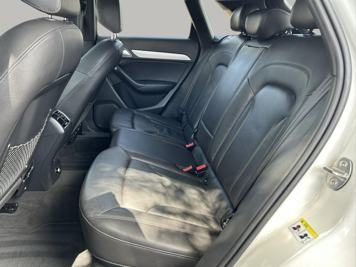 Additional photo of vehicle.