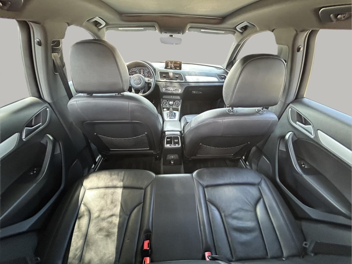 Additional photo of vehicle.