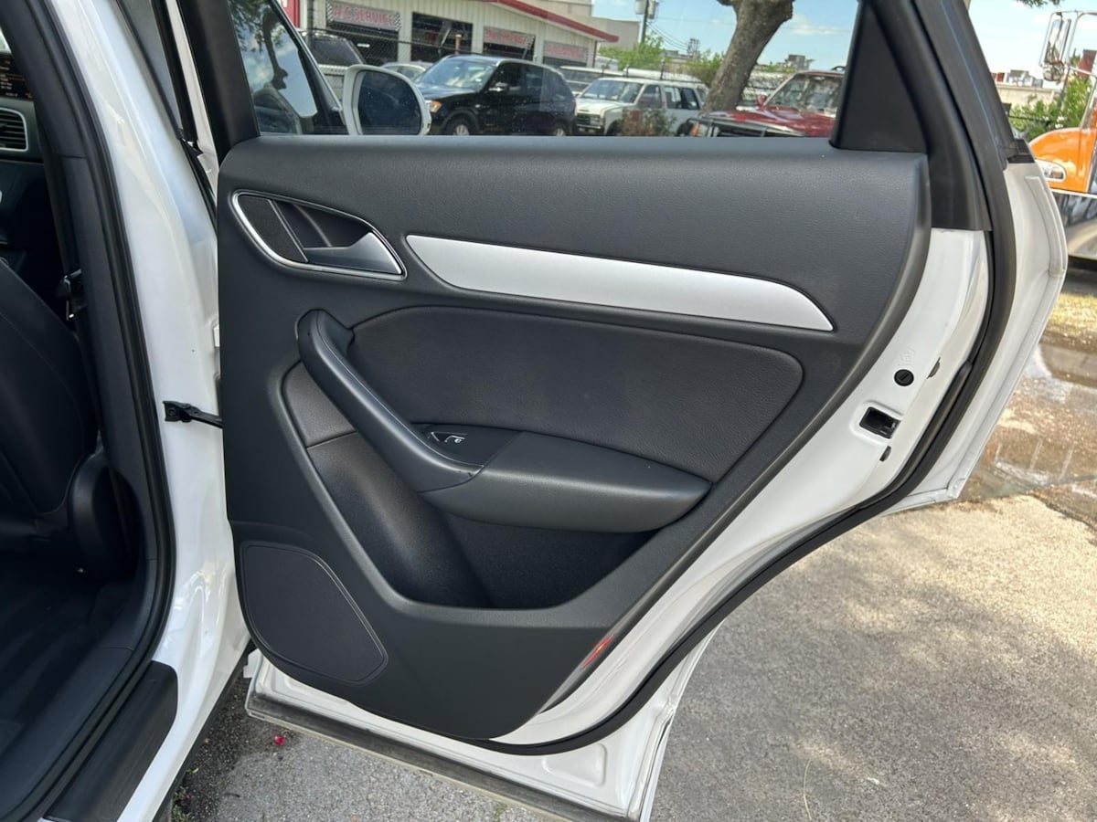 Additional photo of vehicle.