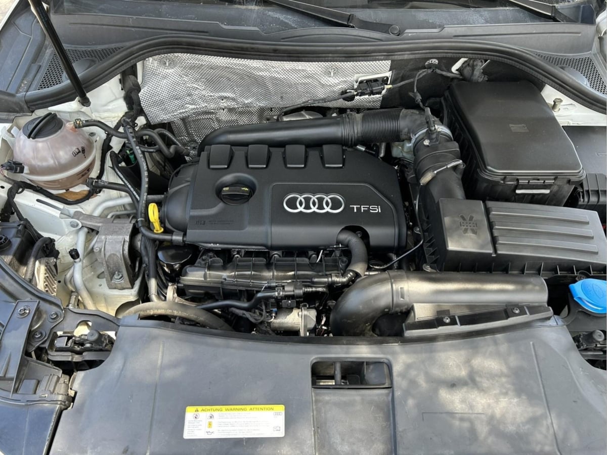 Additional photo of vehicle.