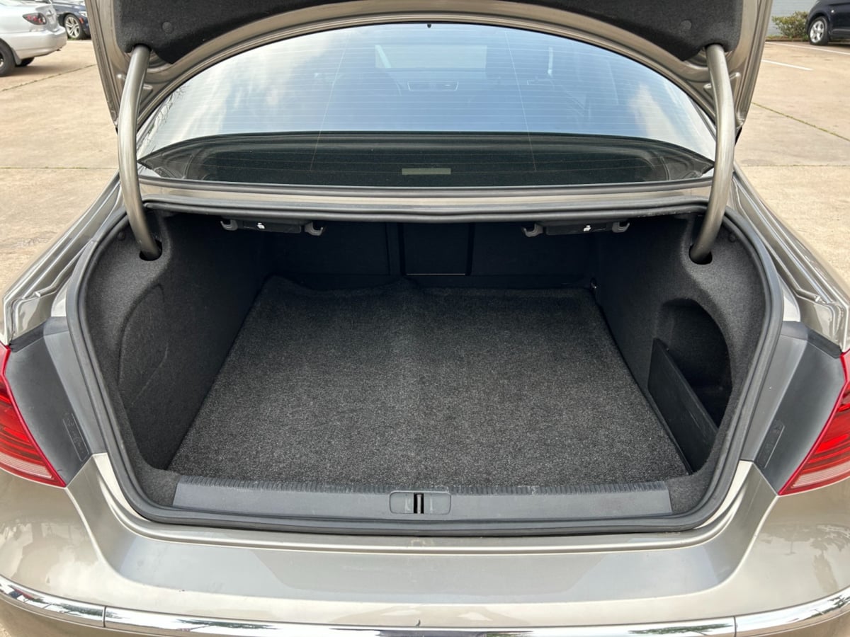 2015 Volkswagen CC Executive photo 16