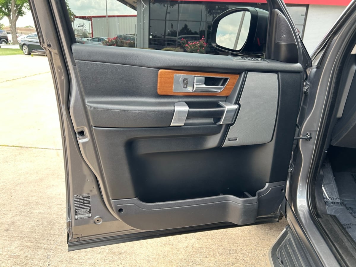 2016 Land Rover LR4 Base photo 17