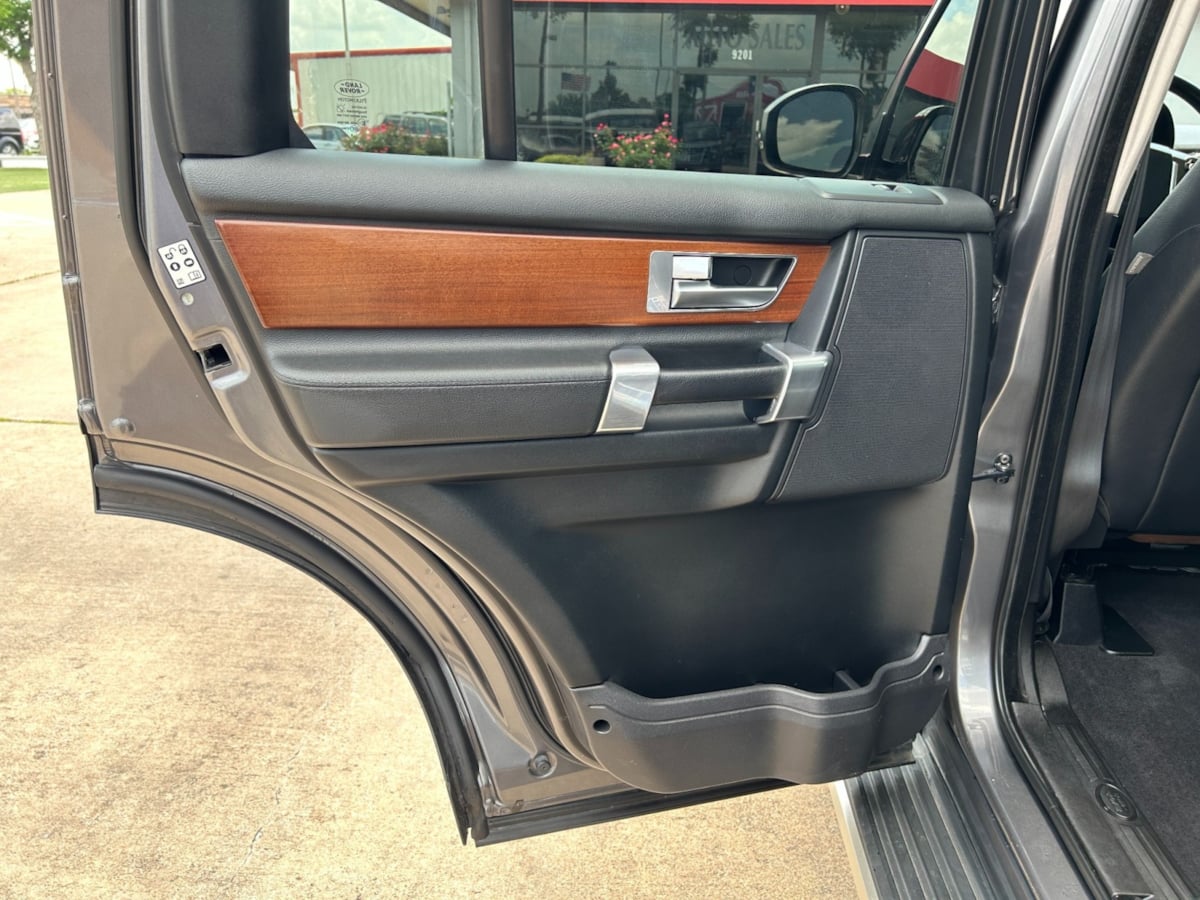 2016 Land Rover LR4 Base photo 19