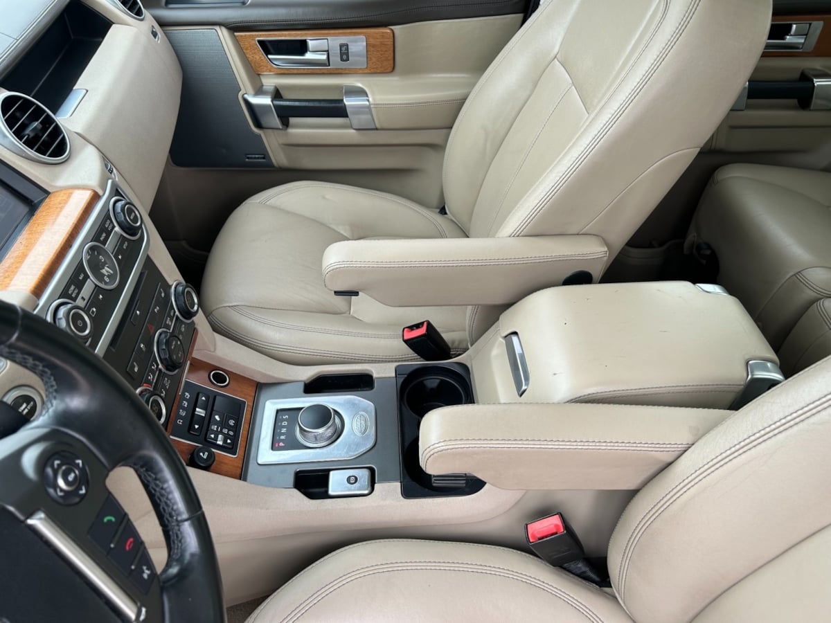 2016 Land Rover LR4 HSE LUX photo 12