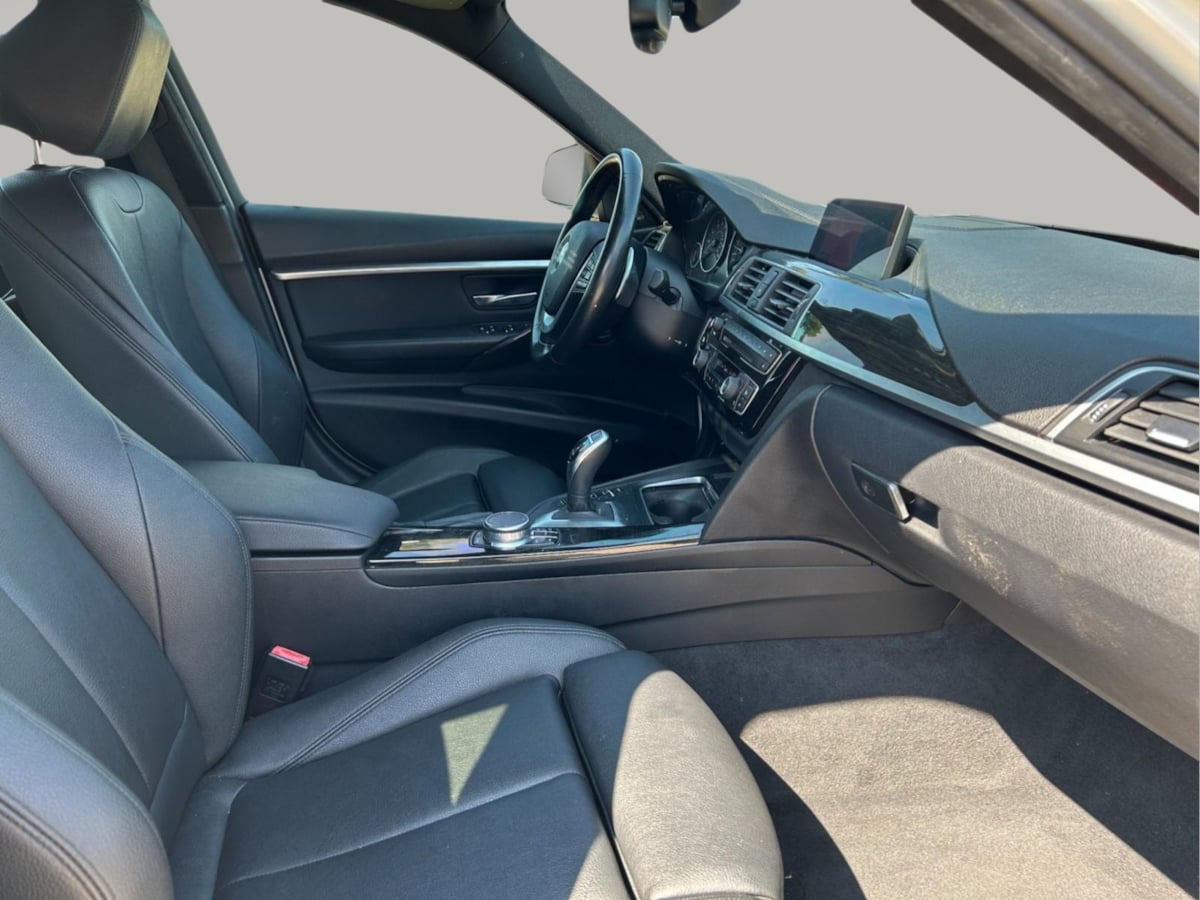 Additional photo of vehicle.