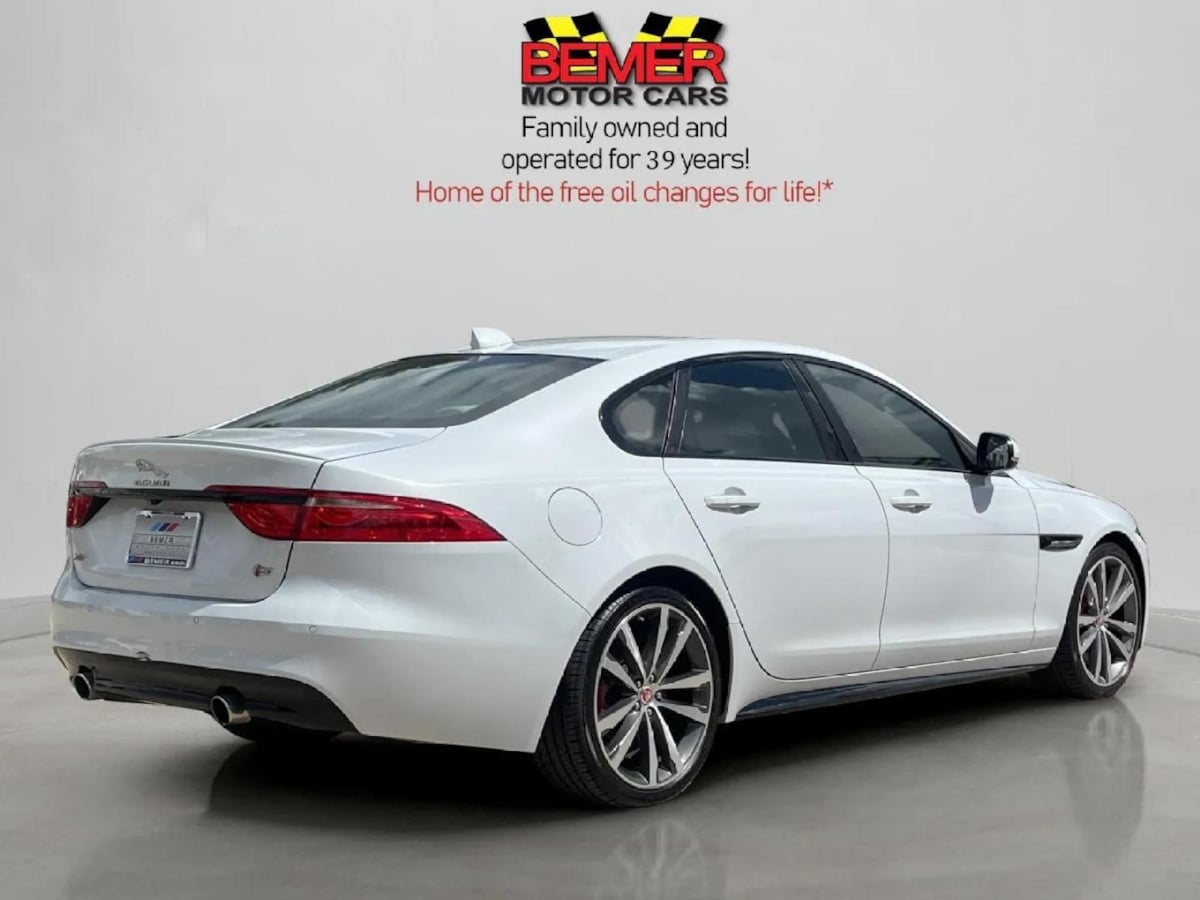 2016 Jaguar XF S photo 4