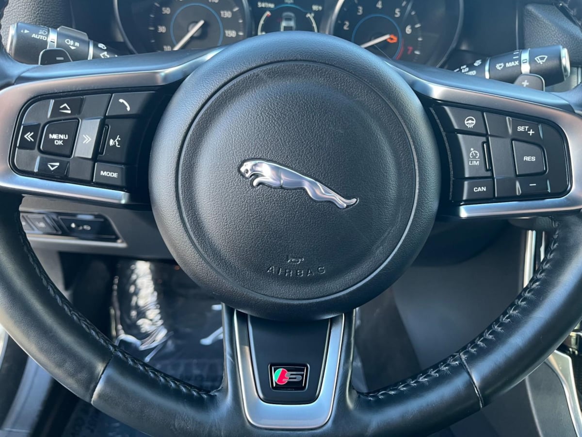 2016 Jaguar XF S photo 18