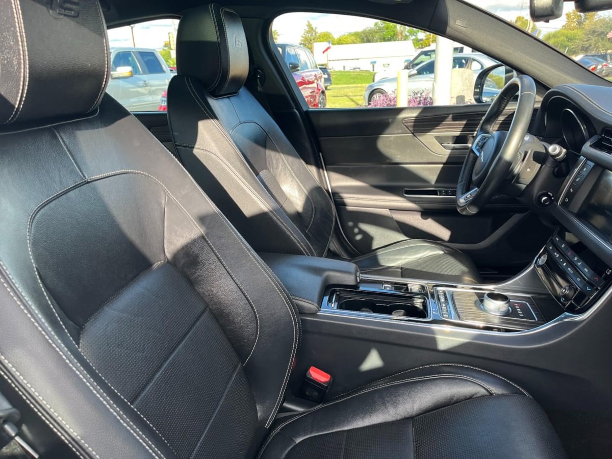 2016 Jaguar XF S photo 34