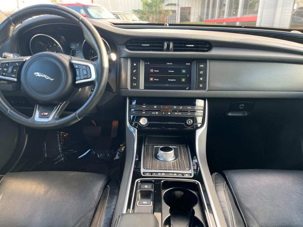 2016 Jaguar XF S photo 35