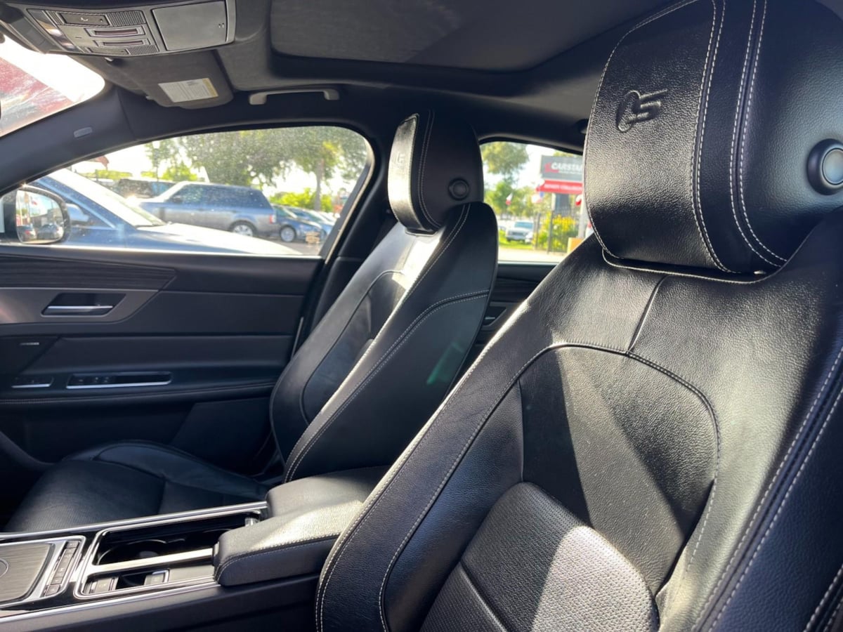 2016 Jaguar XF S photo 37