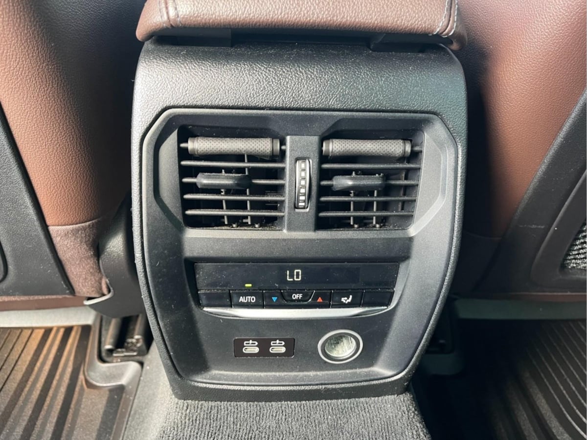 Additional photo of vehicle.