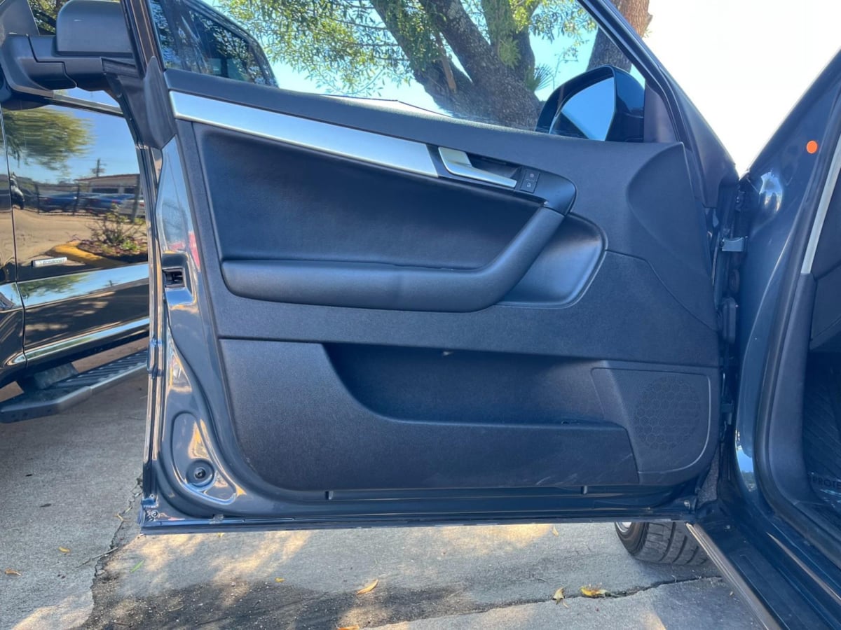 Additional photo of vehicle.