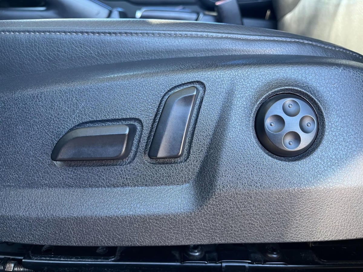 Additional photo of vehicle.