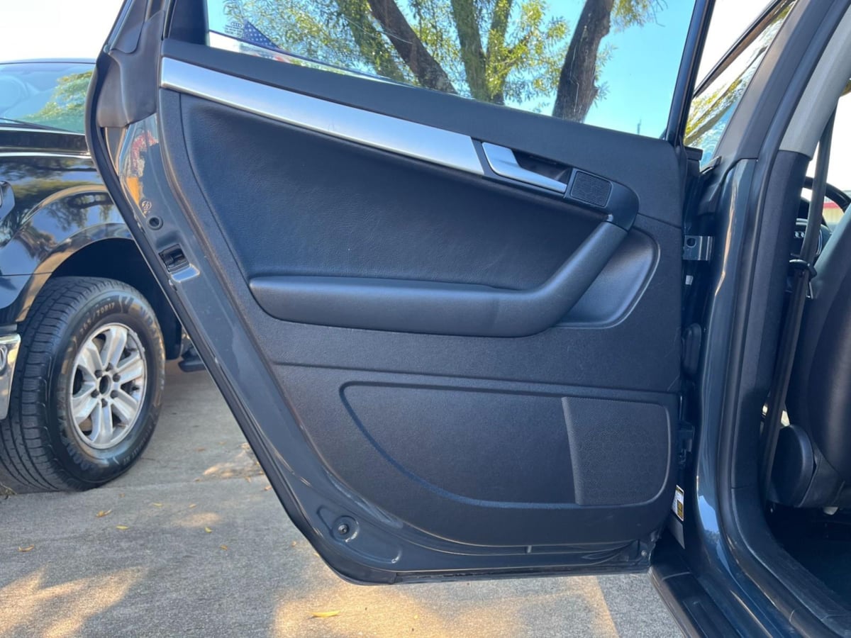 Additional photo of vehicle.