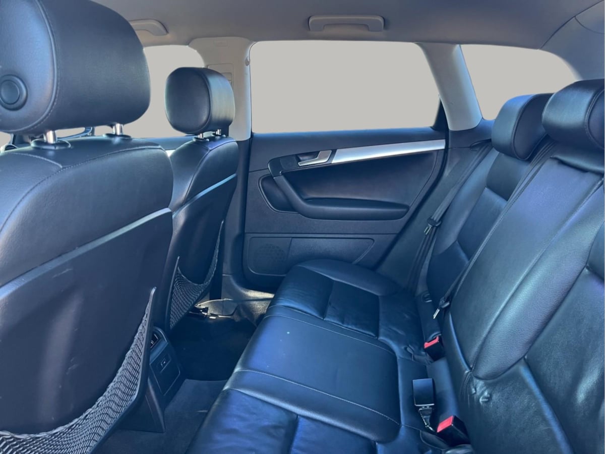 Additional photo of vehicle.