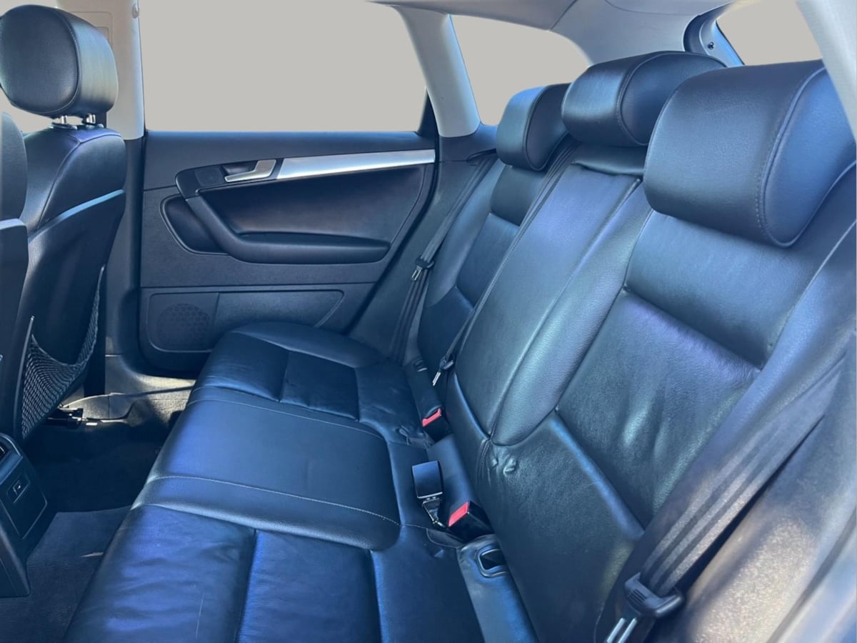 Additional photo of vehicle.