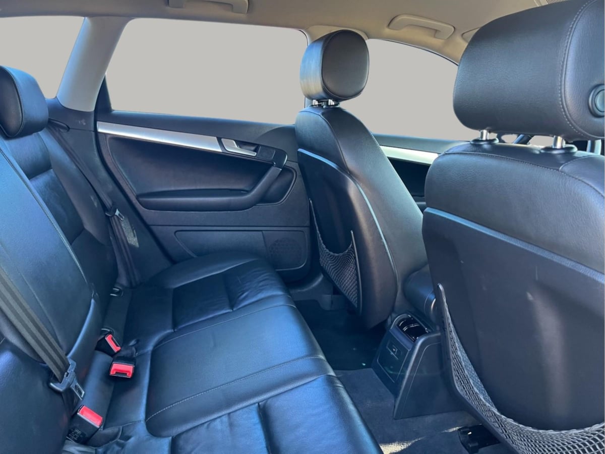 Additional photo of vehicle.