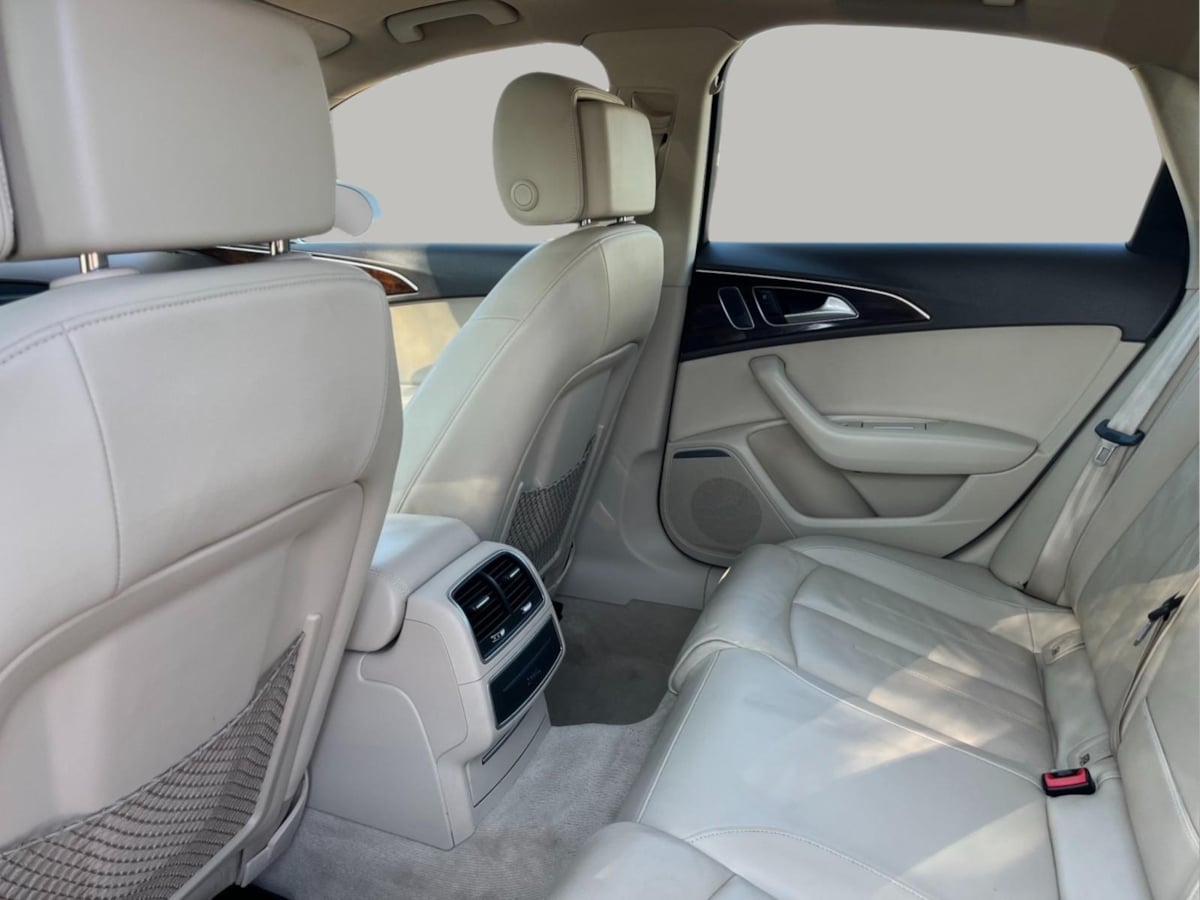 Additional photo of vehicle.