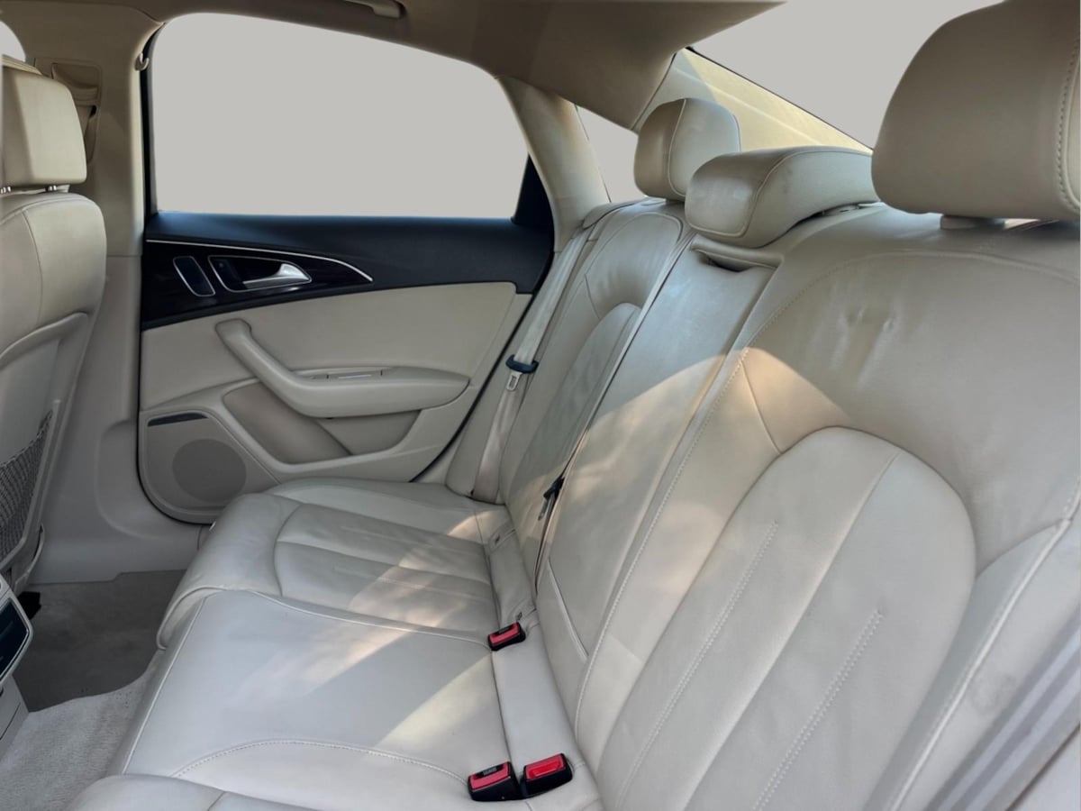 Additional photo of vehicle.