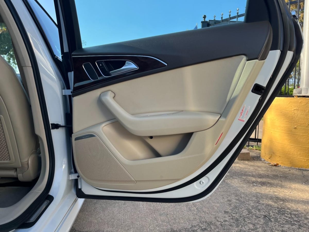 Additional photo of vehicle.